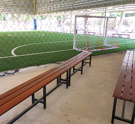 และมีพื้นที่ให้สามารถนั่งชมการเรียนการสอน รวมทั้งการฝึกซ้อมของเด็กๆติดขอบสนามอย่างใกล้ชิด
